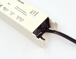 LED zdroj Friwo LT40-36/1050 můžete namontovat i pod okap